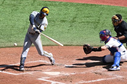 El segunda base de los Milwaukee Brewers, Brice Turang (12), batea un sencillo contra los Toronto Blue Jays en la cuarta entrada del partido de la MLB disputado en Toronto el domingo 31 de agosto de 2025.