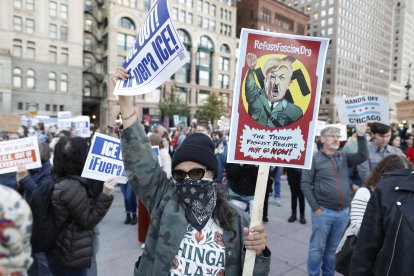 Varias personas sostienen pancartas mientras protestan por la llegada de la Guardia Nacional de Texas y de agentes del Servicio de Inmigración y Control de Aduanas de Estados Unidos durante una manifestación en el centro de Chicago, Illinois, el 8 de octubre de 2025. Chicago, la tercera ciudad más grande del país, se ha convertido en el último punto álgido de una ofensiva de los agentes del Servicio de Inmigración y Control de Aduanas de Estados Unidos (ICE, por sus siglas en inglés) que ha provocado acusaciones de abusos de derechos e innumerables demandas judiciales. 
*** Translated with www.DeepL.com/Translator (free version) ***