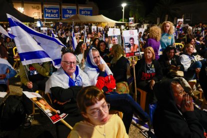 La gente se congrega en la Plaza de los Rehenes de Tel Aviv la madrugada del 13 de octubre de 2025
