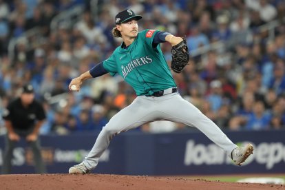 El lanzador de los Seattle Mariners Bryce Miller (50) lanza contra los Toronto Blue Jays durante la primera entrada del partido de béisbol de la Serie de Campeonato de la Liga Americana en Toronto el domingo 12 de octubre de 2025.