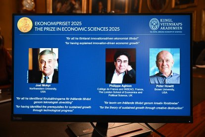 Una pantalla muestra los retratos de los ganadores del premio 2025 (de izquierda a derecha) Joel Mokyr, Philippe Aghion y Peter Howitt, durante el anuncio de los ganadores del Premio Nobel de Economía 2025, el Premio del Banco de Suecia en Ciencias Económicas en memoria de Alfred Nobel, en la Real Academia Sueca de Ciencias de Estocolmo, Suecia, el 13 de octubre de 2025. El Premio Nobel de Economía fue otorgado al estadounidense-israelí Joel Mokyr, al francés Philippe Aghion y al canadiense Peter Howitt por su trabajo sobre el impacto de la tecnología en el crecimiento económico sostenido.