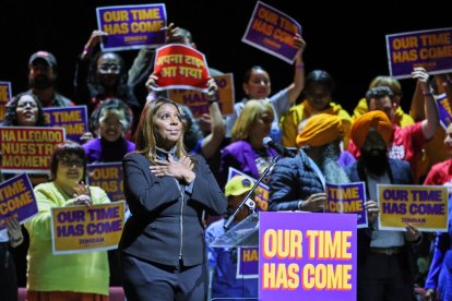 Letitia James sube al escenario durante el mitin del candidato demócrata a la alcaldía de NYC Zohran Mamdani