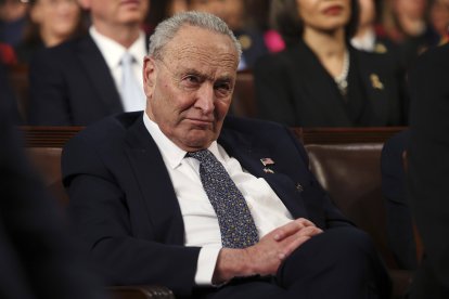 El líder de la minoría del Senado, Chuck Schumer, demócrata por Nueva York, escucha al presidente Donald Trump durante su discurso ante una sesión conjunta del Congreso en el Capitolio, en Washington, el martes 4 de marzo de 2025.