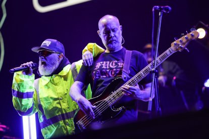 Fred Durst (izq.) y Sam Rivers, de la banda estadounidense "Limp Bizkit", se presentan en el escenario del Festival Estéreo Picnic