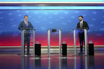 Zohran Mamdani y Andrew Cuomo durante un debate por la Alcaldía de Nueva York