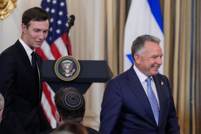 El enviado especial de Estados Unidos para Oriente Medio, Steve Witkoff, a la derecha, y Jared Kushner llegan antes de que el presidente Donald Trump celebre una rueda de prensa con el primer ministro israelí, Benjamin Netanyahu, en el comedor de gala de la Casa Blanca, el lunes 29 de septiembre de 2025, en Washington.