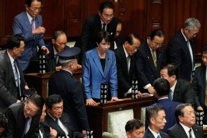 Sanae Takaichi, en el centro, líder del gobernante Partido Liberal Democrático, en pie mientras Takaichi era elegida nueva primera ministra de Japón durante la sesión extraordinaria de la cámara baja, en Tokio, Japón.