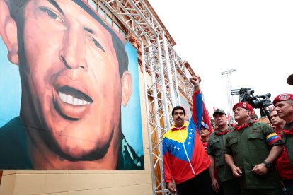 Nicolás Maduro y su régimen junto a una imagen del expresidente Hugo Chávez en Caracas, Venezuela.
