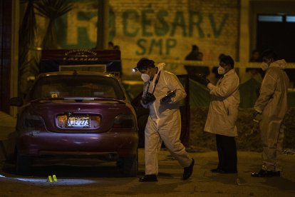 La policía peruana investiga la escena de un crimen