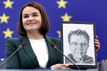 La líder de la oposición bielorrusa S. Tsikhanovskaya con una foto de Andrzej Poczobut.