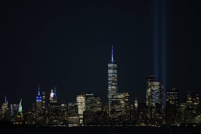 11 de septiembre de 2025, Bayonne, Nueva Jersey, EE. UU.: 11 de septiembre de 2025; Bayonne, Nueva Jersey, EE. UU.; El One World Trade Center, el Bajo Manhattan y las luces conmemorativas del 11 de septiembre, tal y como se ven durante el servicio conmemorativo interreligioso y la vigilia a la luz de las velas de la ciudad de Bayonne «¢s Interfaith Memorial Service and Candlelight Vigil, que conmemora el 24.º aniversario de los atentados del 11 de septiembre. Crédito obligatorio: Jess Stiles (Crédito de la imagen: © Jess Stiles/ZUMA Press Wire)