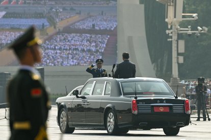El presidente de China, Xi Jinping (derecha), recibe el saludo militar antes de comenzar su inspección de las tropas durante un desfile militar que conmemora el 80.º aniversario de la victoria sobre Japón y el fin de la Segunda Guerra Mundial, en la plaza de Tiananmen de Pekín, el 3 de septiembre de 2025.