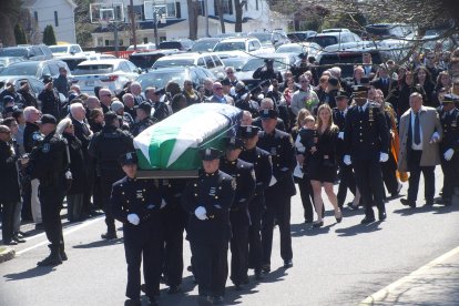 Massapequa, Nueva York, funeral del agente de policía de Nueva York Johnathan E. Diller, asesinado en acto de servicio. Iglesia de Santa Rosa de Lima. El agente Diller fue abatido a tiros por un delincuente reincidente mientras investigaba el robo de un coche en Far Rockaway, Queens, Nueva York. Su esposa Stephanie y su hijo Ryan