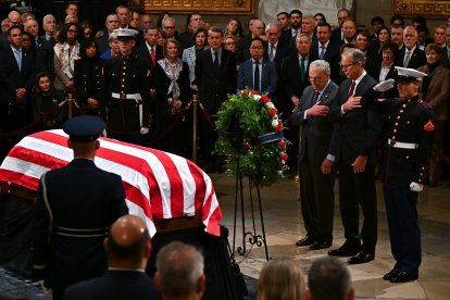 El líder demócrata en el Senado, Chuck Schumer (izq.), y el líder de la mayoría en el Senado, John Thune (dcha.), presentan una corona de flores durante una ceremonia en honor del fallecido expresidente de los Estados Unidos Jimmy Carter en la Rotonda del Capitolio de los Estados Unidos, donde reposará, en Washington, DC, el 7 de enero de 2025. Carter, 39º Presidente de los Estados Unidos, falleció a la edad de 100 años el 29 de diciembre de 2024 en su casa de Plains, Georgia.