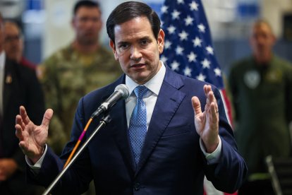 El secretario de Estado estadounidense, Marco Rubio, habla con los medios de comunicación tras visitar el Centro de Coordinación Civil-Militar en el sur de Israel el 24 de octubre de 2025