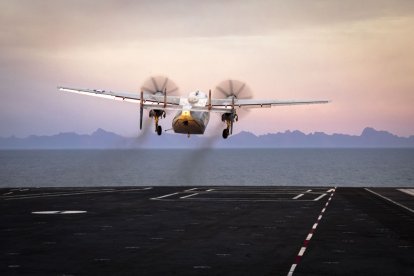 Un C-2A Greyhound, adscrito al Escuadrón 40 de Apoyo Logístico de la Flota, despega desde la cubierta de vuelo del portaaviones más grande del mundo, el USS Gerald R. Ford (CVN 78), en el mar de Noruega, frente a la costa occidental de Noruega, el 1 de septiembre de 2025. El Gerald R. Ford, primer portaaviones de su clase y buque insignia desplegado del Grupo de Ataque de Portaaviones Doce, se encuentra en un despliegue programado en la zona de operaciones de la Sexta Flota de los Estados Unidos para apoyar la eficacia, la letalidad y la preparación para el combate de las Fuerzas Navales de los Estados Unidos en Europa y África, y defender los intereses de los Estados Unidos, sus aliados y socios en la región.