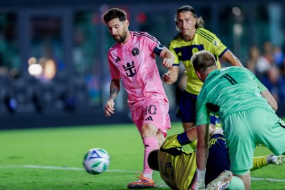 FT. LAUDERDALE, FLORIDA - 24 DE OCTUBRE: El delantero del Inter Miami Lionel Messi (10) empuja el balón hacia la portería para marcar su segundo gol del partido en la segunda parte durante un partido de los playoffs de la MLS Cup entre el Inter Miami CF y el Nashville SC en el Chase Stadium el 24 de octubre de 2025 en Fort Lauderdale, Florida.