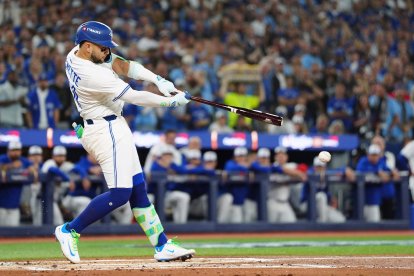 Bo Bichette, de los Toronto Blue Jays, batea un sencillo contra los Los Angeles Dodgers durante la primera entrada del primer partido de la Serie Mundial de béisbol, el viernes 24 de octubre de 2025, en Toronto. (Frank Gunn/The Canadian Press vía AP)