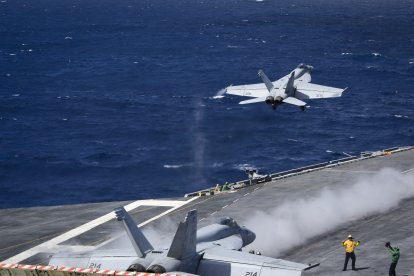 Un F/A-18E Super Hornet de los Diamantes Azules del Escuadrón de Cazas de Ataque (VFA) 146 se lanza desde la cubierta de vuelo del portaaviones USS Nimitz (CVN 68). El Nimitz está completando la certificación de la cubierta de vuelo y la cualificación del portaaviones para un próximo despliegue en 2017.