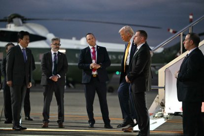 Donald Trump llega al aeropuerto de Haneda, en Tokio.