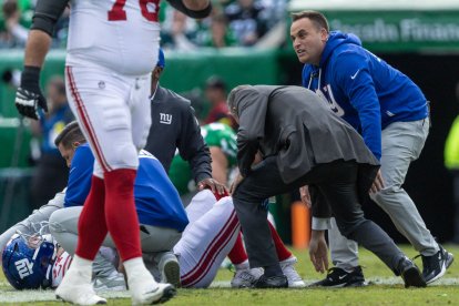 El corredor de los New York Giants CAM SKATTEBO (44) yace lesionado en el campo durante un partido de la Semana 8 contra los Philadelphia Eagles el domingo 26 de octubre de 2025, en el Lincoln Financial Field de Filadelfia.