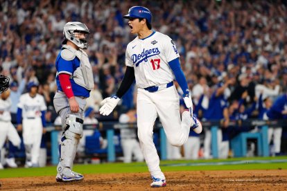 Shohei Ohtani (17) de los Dodgers de Los Ángeles celebra después de anotar contra los Blue Jays de Toronto durante la quinta entrada en el Juego 3 de la Serie Mundial de béisbol en Los Ángeles, lunes 27 de octubre de 2025.