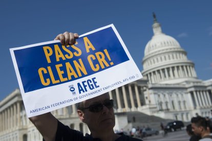 Joe Henderson participa en una protesta de la Federación Estadounidense de Empleados del Gobierno (AFGE) contra los permisos sin sueldo de los empleados públicos durante el cierre del Gobierno, frente al Capitolio de los Estados Unidos, el 4 de octubre de 2013, en Washington D. C. El Congreso sigue en un punto muerto en cuanto al acuerdo presupuestario, mientras el cierre del Gobierno entra en su cuarto día.