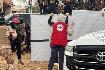 Hamas hands over bodies of four israeli captives