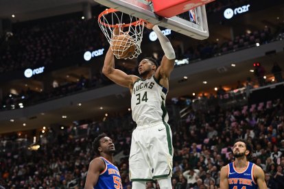 El alero de los Milwaukee Bucks, Giannis Antetokounmpo (34), encesta una canasta en el segundo cuarto contra los New York Knicks en el Fiserv Forum.