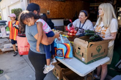 Familias militares entregan donación de alimentos en EEUU