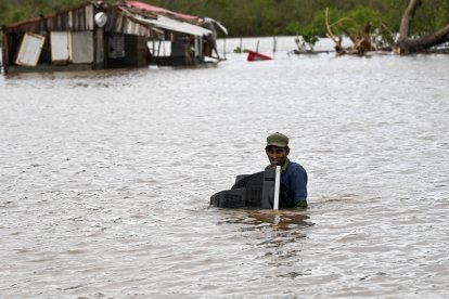Un cubano rescata sus pertenencias tras el paso del huracán Melissa