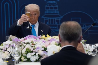 El presidente de Estados Unidos, Donald Trump, mira al primer ministro Mark Carney mientras brindan durante una cena con líderes en Gyeongju, Corea del Sur, el miércoles 29 de octubre de 2025.
