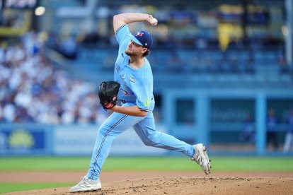 El lanzador de los Toronto Blue Jays, Trey Yesavage (39), lanza una bola contra los Los Angeles Dodgers durante la primera entrada del quinto partido de la Serie Mundial de la MLB en Los Ángeles, el miércoles 29 de octubre de 2025.