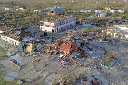 Vista aérea de los edificios destruidos tras el paso del huracán Melissa, en Black RiverSomewhat weakened but still threatening, Melissa will bring damaging winds and flooding rains to the Bahamas Wednesday before moving on to Bermuda late Thursday, according to the US National Hurricane Center (NHC). (Photo by Ricardo MAKYN / AFP)