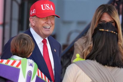 El presidente Donald Trump y la primera dama Melania Trump, parcialmente oculta a la derecha, saludan a las familias durante un evento de Halloween en el Jardín Sur de la Casa Blanca, el jueves 30 de octubre de 2025, en Washington.