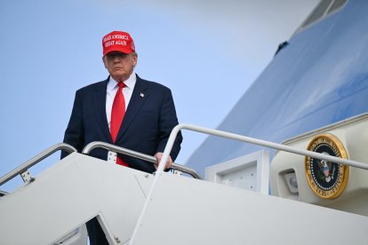 Trump bajando del Air Force One/ Andrew Caballero Reynolds