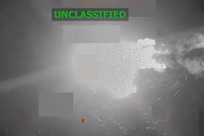 Momento de la explosión de una narcolancha tras recibir el ataque de las fuerzas estadounidenses en el Caribe.