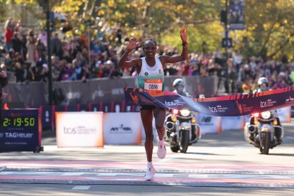 Hellen Obiri, de Kenia, cruza la línea de meta y gana la maratón de Nueva York el 2 de noviembre de 2025.