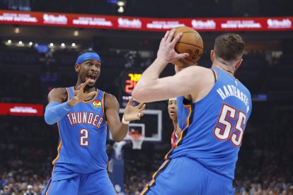 El escolta del Oklahoma City Thunder Shai Gilgeous-Alexander (2) pide el balón después de que el pívot del Oklahoma City Thunder Isaiah Hartenstein (55) capturara un rebote durante el primer cuarto del partido contra los New Orleans Pelicans en el Paycom Center.