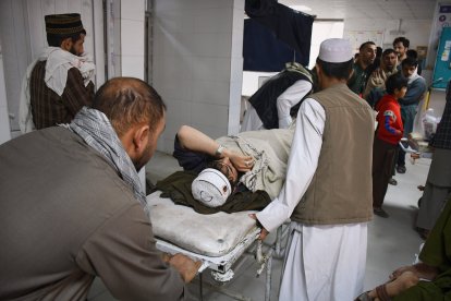 Residentes heridos por un potente terremoto de magnitud 6.3 en el norte de Afganistán son trasladados para recibir tratamiento a un hospital en Mazar-e-Sharif, Afganistán, el lunes 3 de noviembre de 2025.