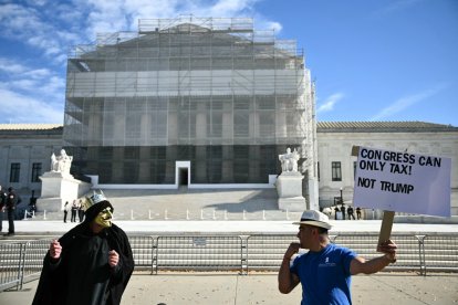 Demonstrators protest outside the US Supreme Court in Washington, DC, on November 5, 2025. The Supreme Court will hear arguments Wednesday on whether a wide swath of Donald Trump's tariffs are lawful, in a landmark case that could uphold -- or upend -- the president's economic agenda. Billions of dollars in customs revenue and a key lever in Trump's trade wars are at stake, while the conservative-dominated court once again grapples with novel tests of presidential authority. (Photo by Mandel NGAN / AFP)