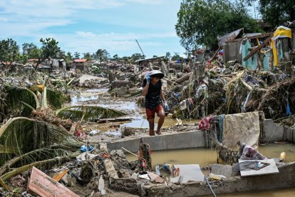 Un residente camina entre casas dañadas tras el paso del tifón Kalmaegi en Talisay, provincia de Cebú