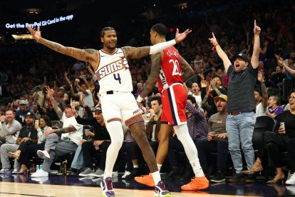 El escolta de los Phoenix Suns, Jalen Green (4), celebra un triple contra los Los Angeles Clippers en la segunda mitad del partido disputado en el Mortgage Matchup Center.