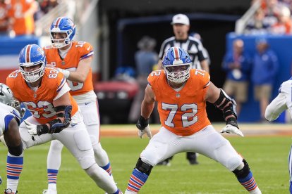 El tackle ofensivo de los Denver Broncos, Garett Bolles (72), intenta realizar un bloqueo en la segunda mitad del partido de fútbol americano entre los Denver Broncos y los Dallas Cowboys.