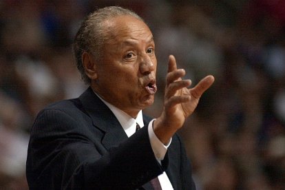 Lenny Wilkens, dirigiendo a los Toronto Raptors en 2002. Imagen de archivo.