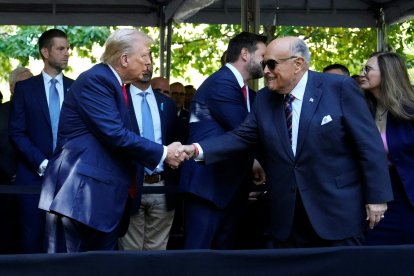 Donald Trump saluda a Rudy Giuliani. Septiembre de 2024