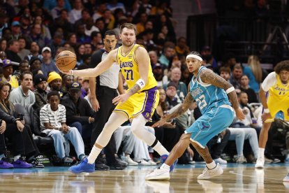 Luka Doncic (Los Angeles Lakers), frente a los Charlotte Hornets