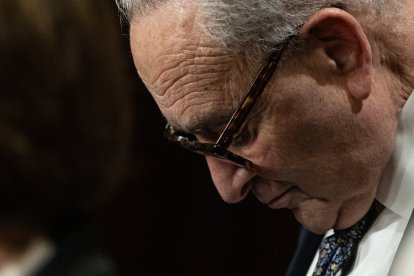 El líder de la minoría del Senado de EE. UU., Chuck Schumer (demócrata por Nueva York), observa durante una rueda de prensa tras una votación del Senado en el Capitolio, en Washington D. C., el 30 de septiembre de 2025, horas antes de que entrara en vigor el cierre parcial del Gobierno. El Gobierno de EE. UU. se encaminaba el martes hacia su primer cierre en seis años, con la financiación expirando a medianoche, después de que los demócratas libraran una guerra de palabras con Donald Trump y los senadores rechazaran una última tentativa de mantener las luces encendidas.
