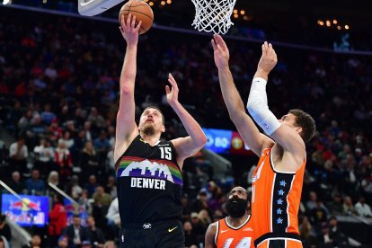 Nikola Jokic (Denver Nuggets) anota frente a los Los Angeles Clippers