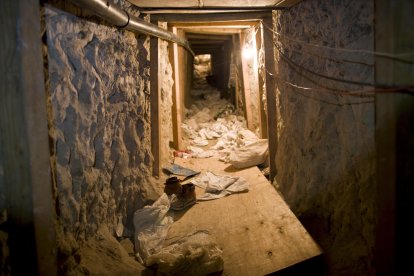 Fotografía tomada el 16 de noviembre de 2011 que muestra el interior de un túnel para el narcotráfico descubierto en Tijuana, México. La policía descubrió un importante túnel transfronterizo para el narcotráfico que conectaba México con California, Estados Unidos, e incautó 14 toneladas de marihuana, informaron las autoridades el miércoles. El túnel, descubierto el martes, conectaba almacenes en San Diego y Tijuana, indicaron las autoridades.